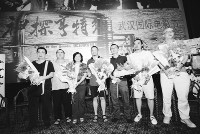 张立宪、高群书、方方、王小山、顾小白、作业本、牟森（左起）