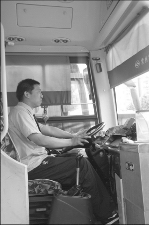 ></p></a> 正文   7月2日下午,常州18路公交司机李林正常上班,他开着车从魏村