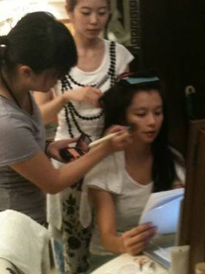 女星后台化妆照