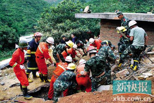 ■消防员赶到现场后展开救援。 通讯员供图。