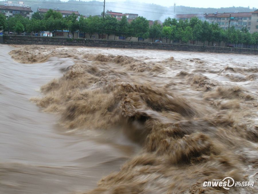 汉阴昨普降暴雨 损坏房屋987间转移群众4779