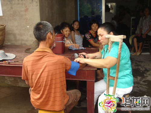 ????周月华在为村民看病。 受访者供图 华龙网 发