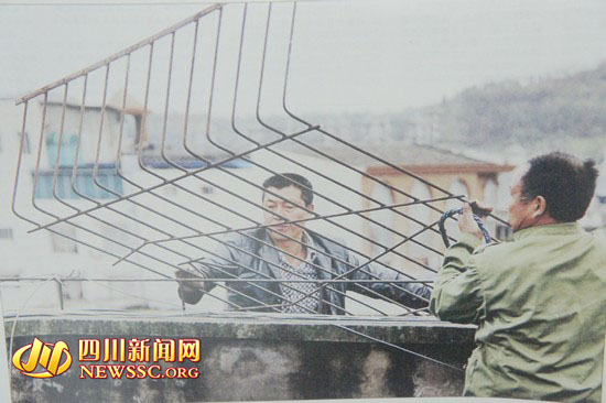 现场拆除防护网src="http://y3.ifengimg.com/news_spider/dci_2012/07/f57a8c16f162489f7cac628dde42db1c.jpg"