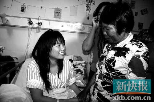 ■李舒舒的外婆李秀珍昨日到医院看外孙女。新快报记者 陈荣炎/摄