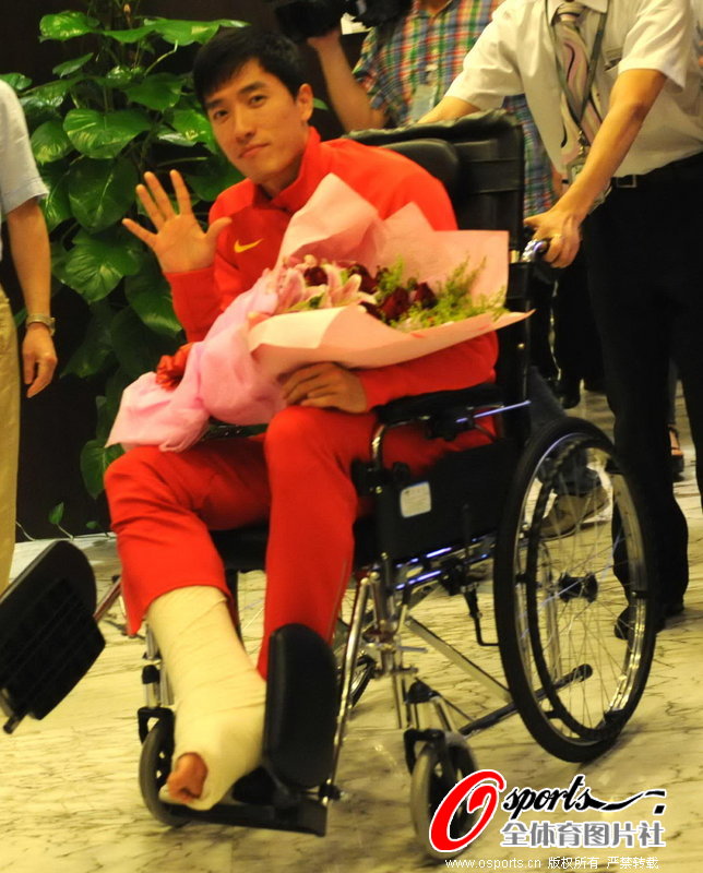 [高清]刘翔回国上海副市长到场迎接 坐轮椅离开