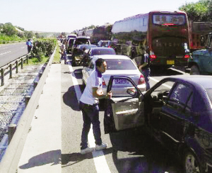 货车自燃高速路堵车10公里