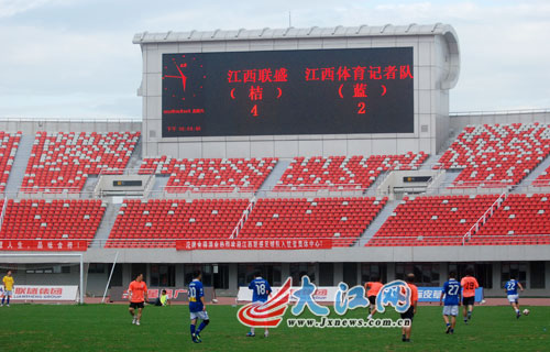 江西联盛与老记们切磋球技(组图)