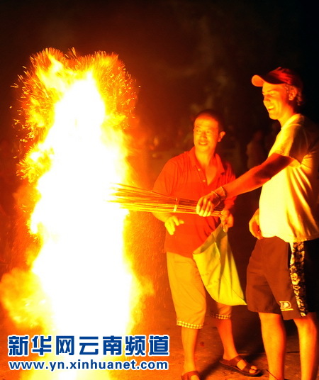 一位外国游客与喜洲镇白族群众共度火把节