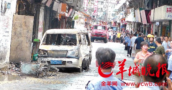 鹭江西街面包车起火