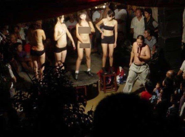 by2双胞胎<em>姐妹</em>热吻故意走光 低俗炒作手段一览