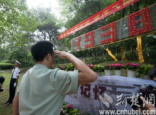 向烈士墓敬礼
