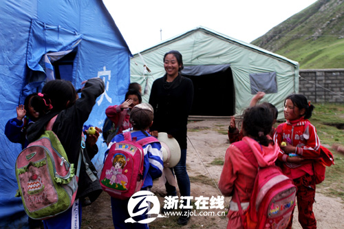 23岁的巴永老师是学生们最喜欢的老师。