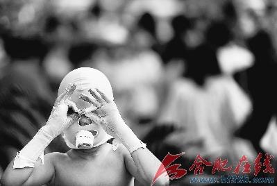 ○本报记者吴芳《“面具男孩”杨伟豪》获新闻人物类组照金奖