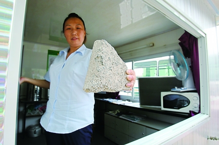 砸碎调度室玻璃窗的砖块 记者 龙在全 摄