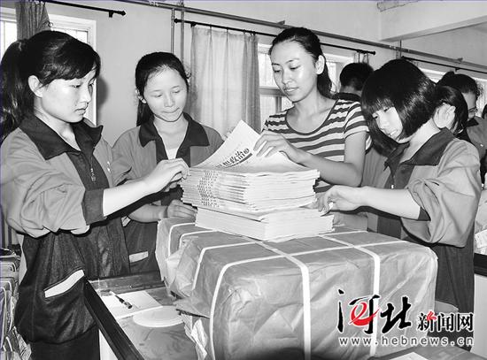 邯郸复兴中学学生领取新学年课本