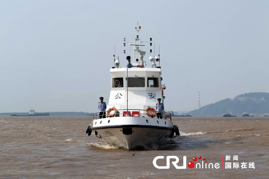 2012年8月2日,安徽芜湖,新型警用巡逻艇在长江江面上巡逻航行。图片来源:cfp
