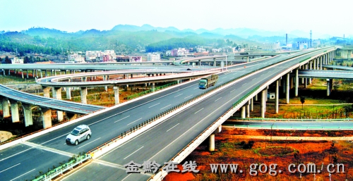 贵阳南环高速公路牛郎关立交桥四通八达.