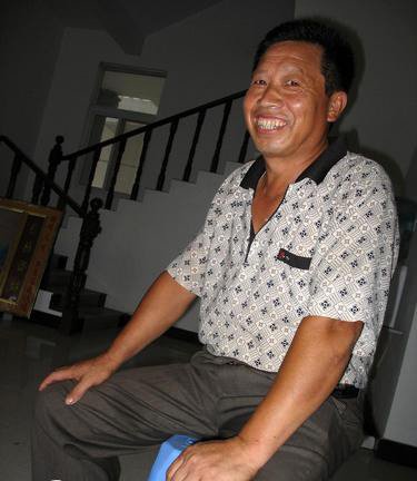 陈红的表姐夫帮助看管，他是当地的村民看上去很朴实、善良。