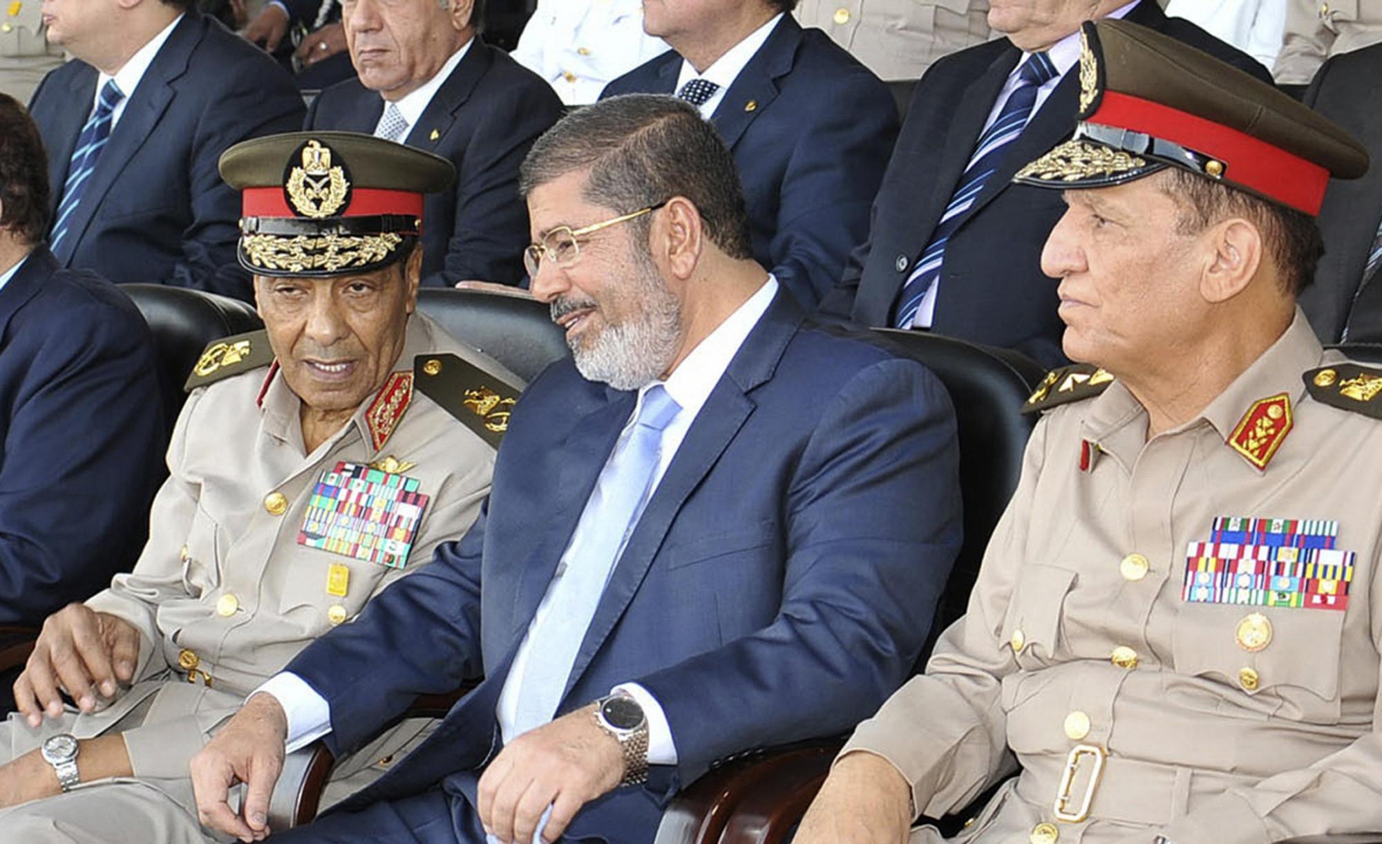 埃及总统穆尔西(中)与时任国防部长坦塔维(左)和总参谋长阿南(资料图)