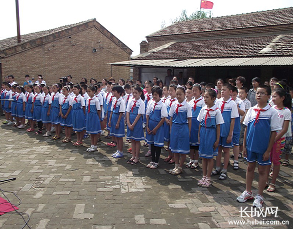 参加揭牌仪式的学生们。长城网 李宏 摄