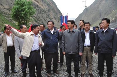 省委副书记、省长刘伟平调研舟曲交通重建工作