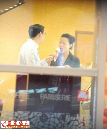 董卿与富豪男友互喂冰激凌