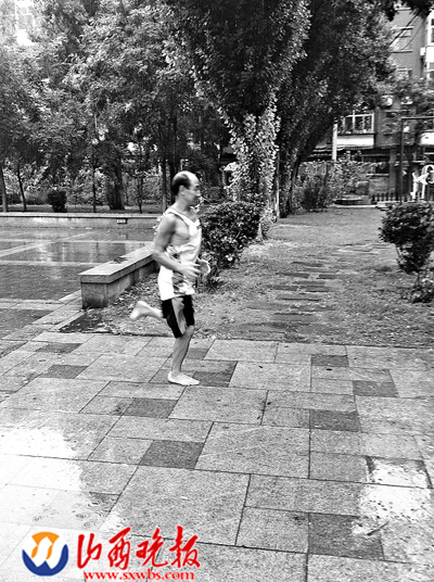 64岁王金文光着脚板去跑步(图)