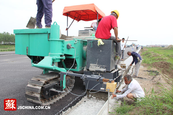 南通首次采用滑模机铺筑公路路缘石