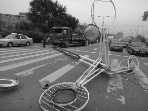 　　路灯被连根拔起