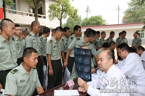 广州军区武汉总医院为700多名舟桥旅官兵上门