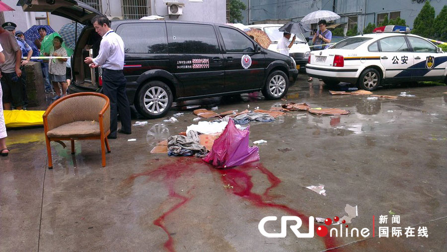 上海高层玻璃被风吹落 路过女子被砸当场死亡