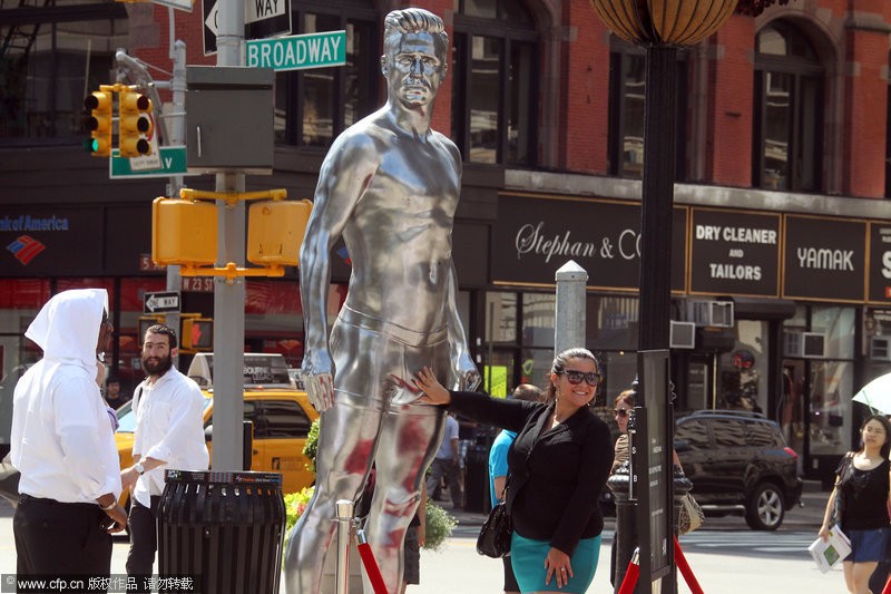 [高清]贝克汉姆内衣雕塑亮相纽约 女游客一饱
