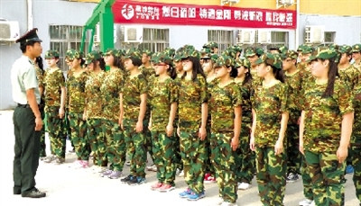 首批入学新生开始<em>军训</em>_资讯频道_凤凰网