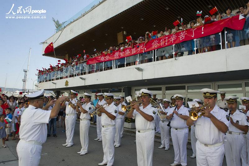 保海军军乐队吹奏两国国歌      摄影：张群