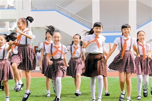 寄语教师放眼世界幸福施教 勉励学生创新思维