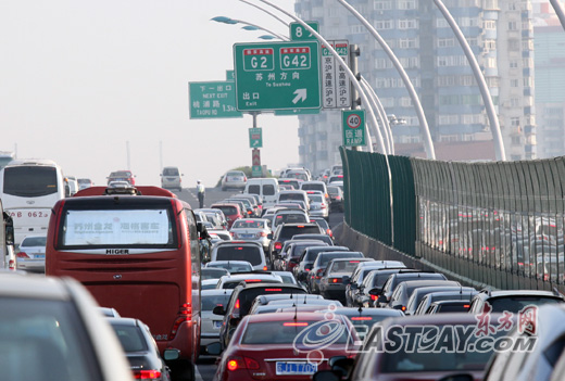 上海免费通行首日高速路凌晨4点开始拥堵(图)