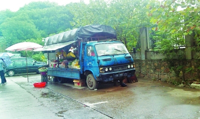 两台"僵尸车"变身水果摊位