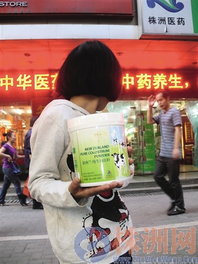 一桶进口牛初乳粉没吃完 <em>7岁女孩</em>乳房隆起/图