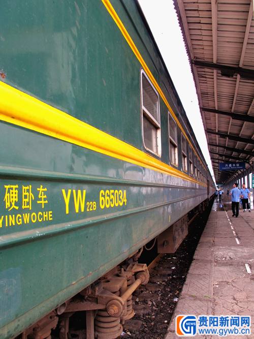 [新闻目击]绿皮火车风景渐行渐远(组图)