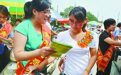 利津县利津街道计生志愿者为育龄群众讲解生殖