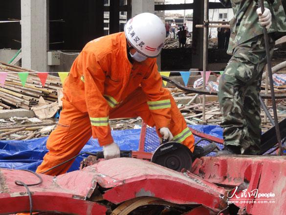 武汉一建筑工地发生重大安全事故 施工升降机