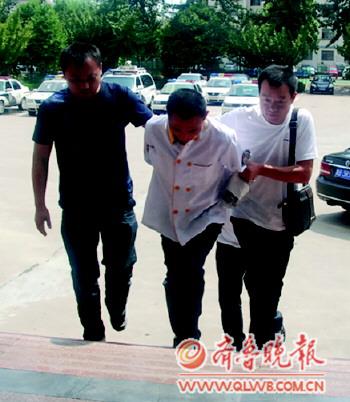 　　被抓获时,朱某身上还穿着厨师服。
