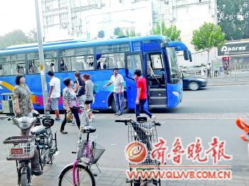 这辆蓝色大巴以其便宜的价格和较舒适的环境揽客颇为容易。本报记者 张亚楠 摄