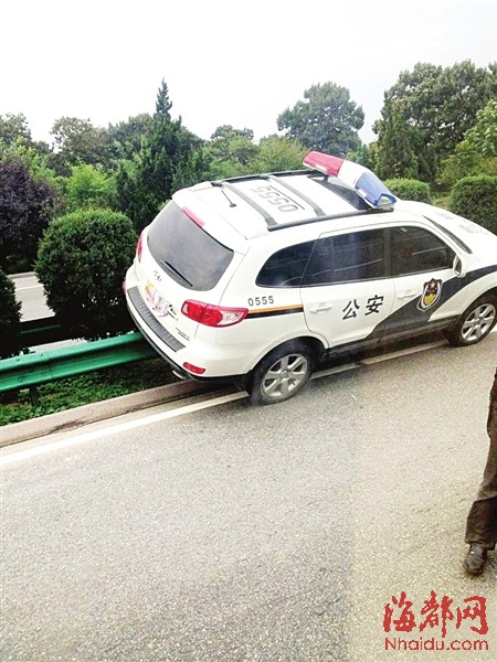 警车出车祸跑出丝袜女?