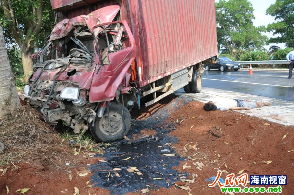 海南西线高速两车追尾浓硫酸泄漏 致1死1伤_资讯频道_凤凰网