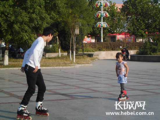 国庆假日秋高气爽 定兴县广场演绎幸福(图)_资