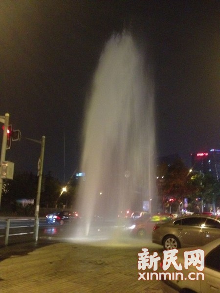 申城昨晚两处消防栓被撞断 水漫金山