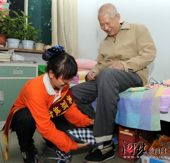 重阳节前夕石家庄青年志愿者到敬老院慰问老人