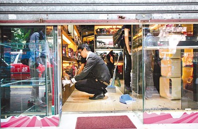 失窃店铺满地玻璃碎。 来源：香港《文汇报》