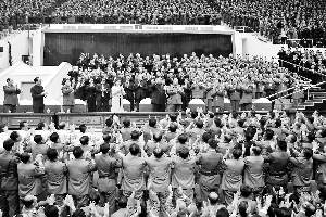 金正恩携李雪主观看朝鲜男足决赛